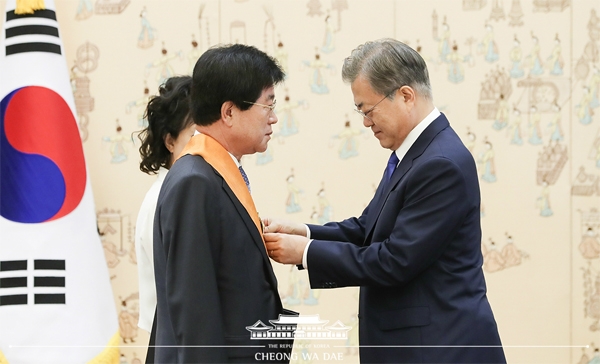 ◇문재인 대통령이 5월 17일 서기석 전 헌재 재판관에게 훈장을 달아주고 있다.