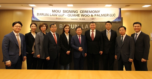 ◇법무법인 바른이 싱가포르 로펌 QWP와 동남아 진출 한국기업 등을 지원하기 위한 업무협약을 체결했다. 양 로펌 관계자들이 9월 25일 기념촬영을 하고 있다.