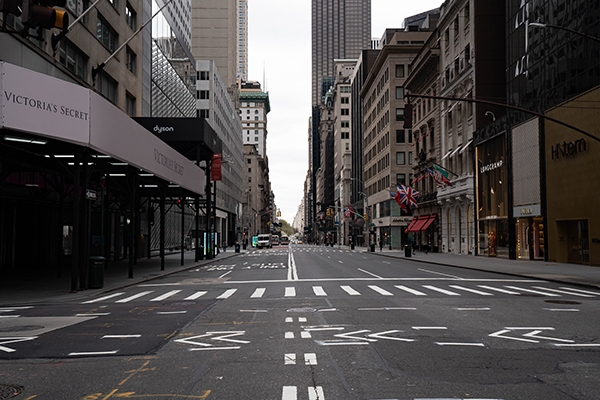 ◇'코로나19'의 확산으로 사람과 차가 거의 보이지 않는 뉴욕의 거리. 4월 12일 현재 미국에서만 사망자 20,600명을 포함해 52만명이 넘는 코로나19 확진자가 나왔다. 뉴욕주가 가장 심하다. 사진 출처=Shutterstock