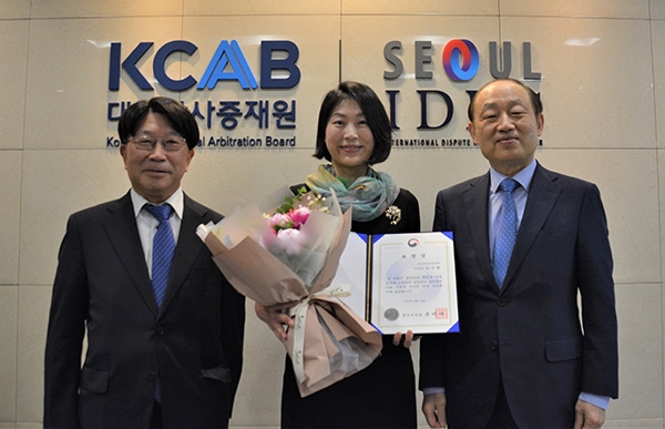 ◇4월 25일 '법의 날'을 맞아 법무부장관을 표창 받은 임수현(가운데) KCAB 사무총장이 이호원(왼쪽) 원장과 신희택 KCAB 국제중재센터 이사장으로부터 축하를 받고 있다.